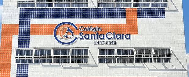 Fachada do Colégio Santa Clara com logotipo, telefone de contato e padrão de azulejos em azul e laranja